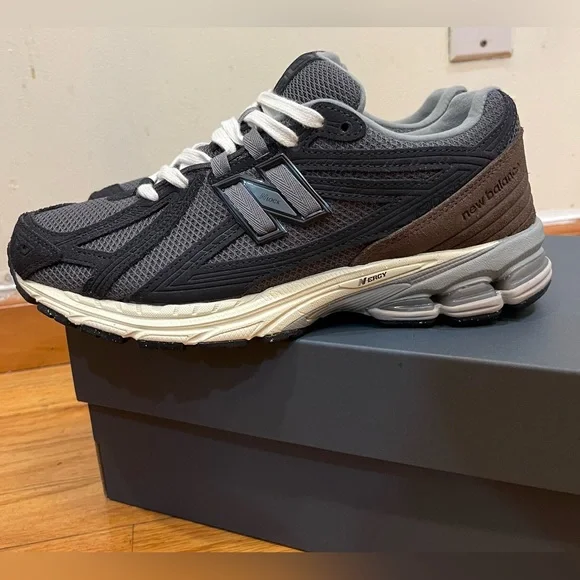 New Balance 1906F Sneakers
Color: Phantom / Dark Mushroom - Picture 4 of 10